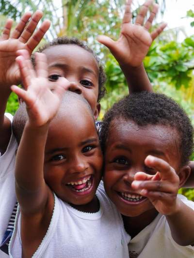 3 enfants de Scolarisation Madagascar